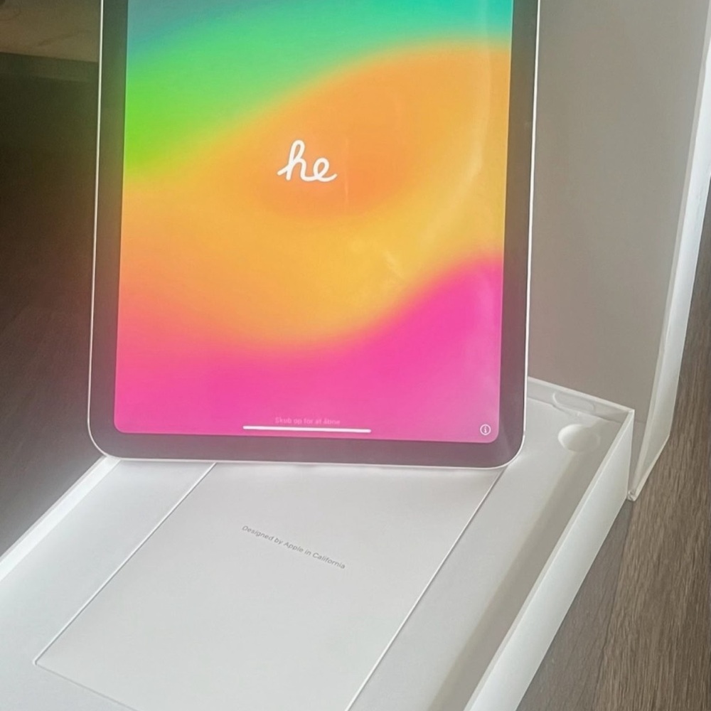 Apple iPad - Excellent like new condition!!! Silver with Vibrant Display